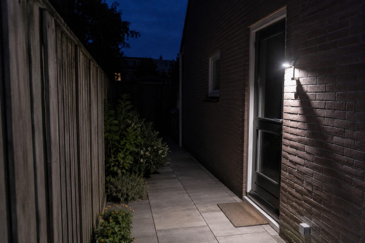 Bewegingssensor activeert verlichting bij een zij-ingang