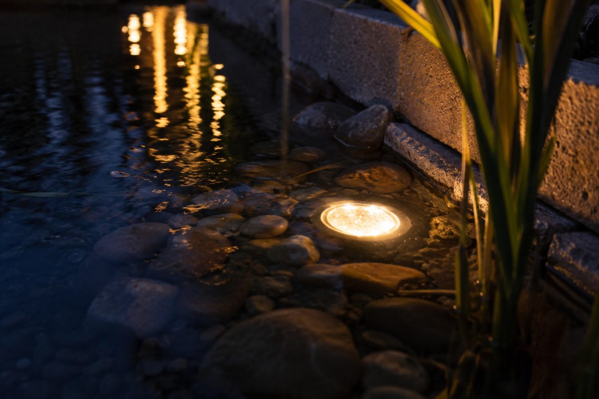 Waterdichte verlichting bij een vijver in de tuin