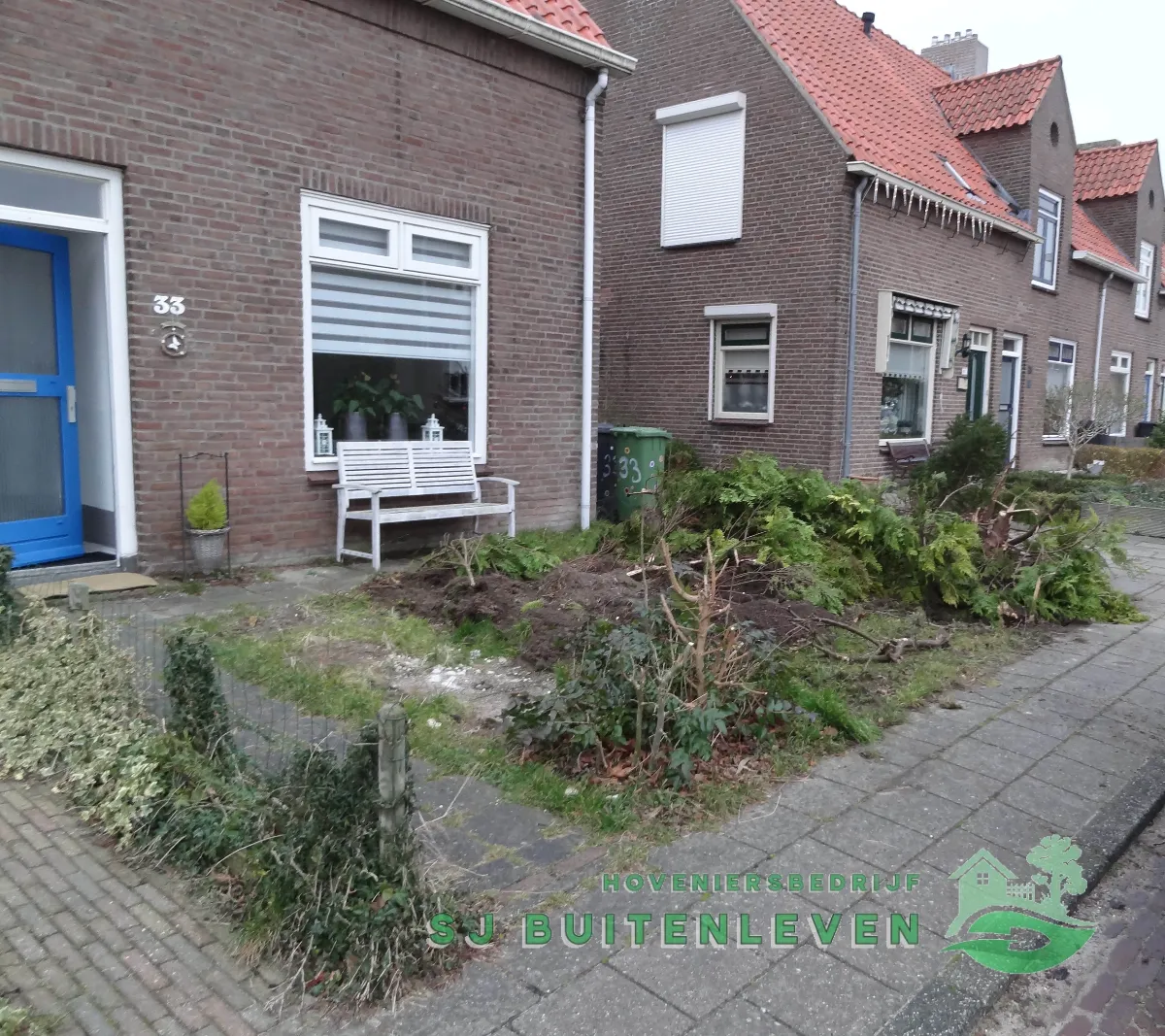 Voortuin volledig ontdaan van beplanting met groenafval opgestapeld voor de gevel, project Voortuin Renovatie in Slootdorp door hovenier SJ Buitenleven