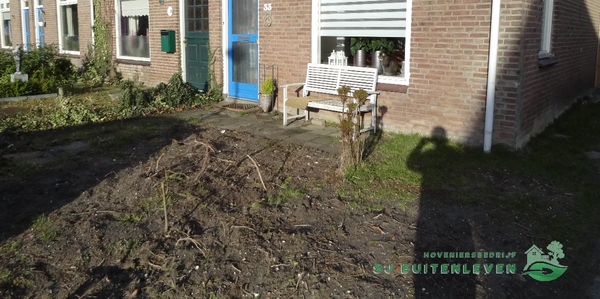 Kale grond bij de voordeur na het verwijderen van wortels en beplanting, project Voortuin Renovatie in Slootdorp door hovenier SJ Buitenleven