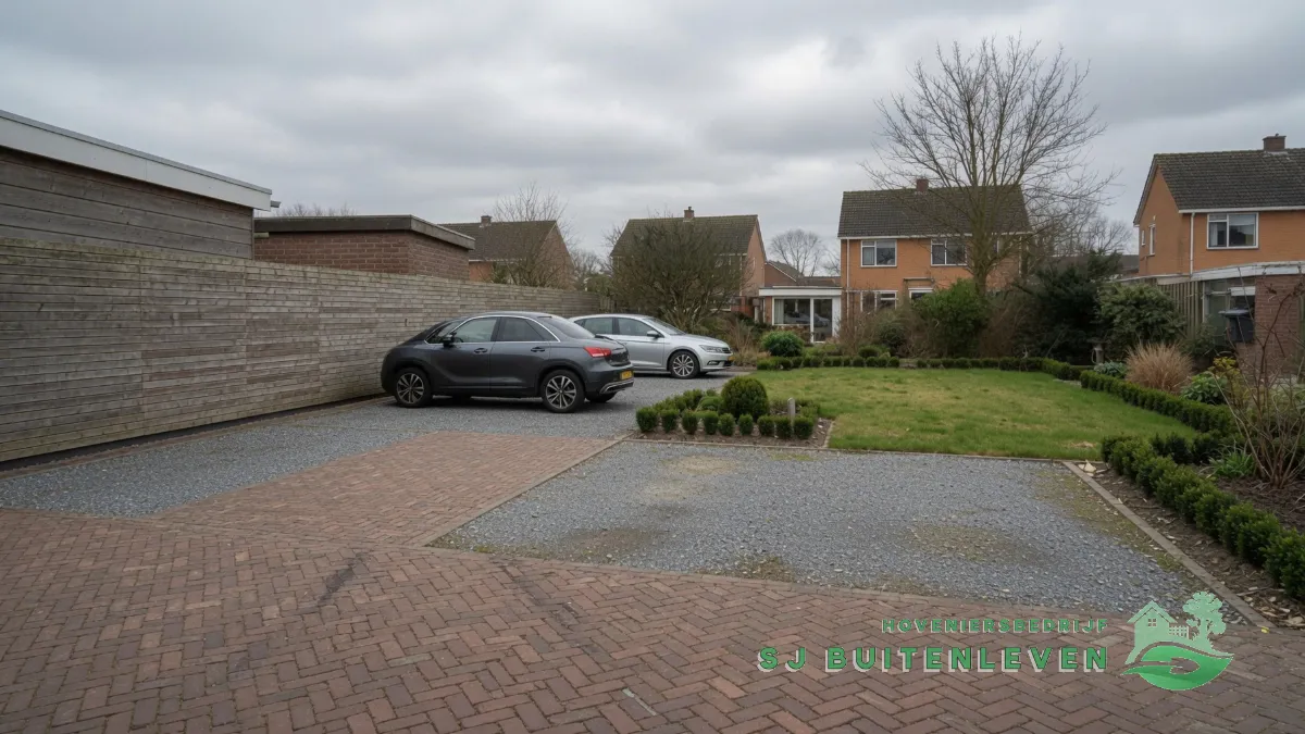 Parkeerplaats Woningbouw opnieuw bestraat met klein grasperkje in Hoorn door hovenier SJ Buitenleven (eindresultaat)